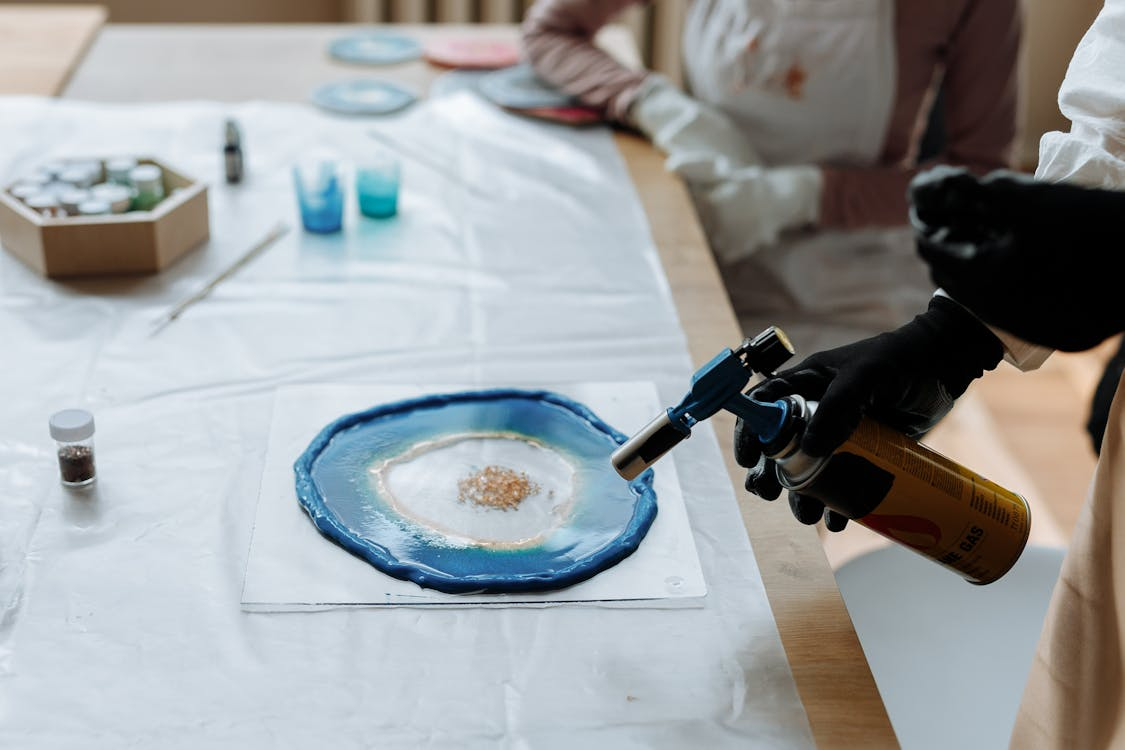 How Epoxy Resin Cures: Timing, Heat & Fixes
